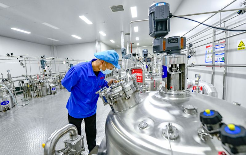 頭孢顆粒生產煥新！銀星機械直線篩 + 真空上料機：GMP 合規(guī)無縫銜接，損耗直降 2.5%